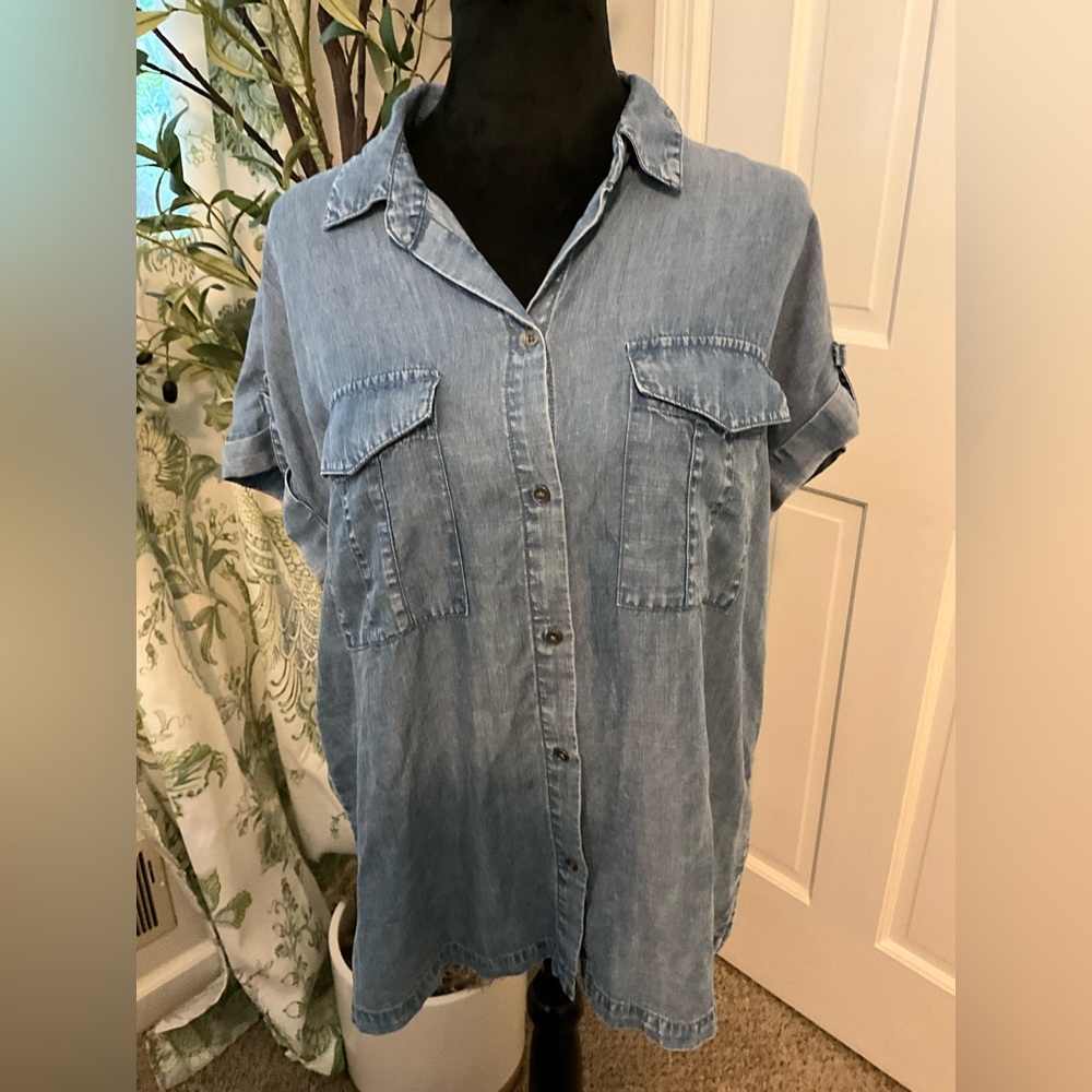 Jane & Delancey Chambray shirt sleeve button down